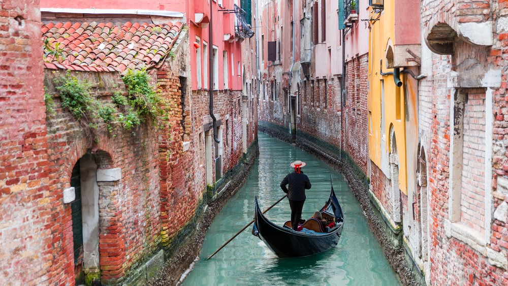 Nekat Berenang di Grand Canal Venesia, Dua Turis Asing Didenda dan Diusir
