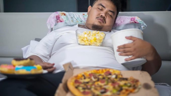 pria ketiduran setelah makan