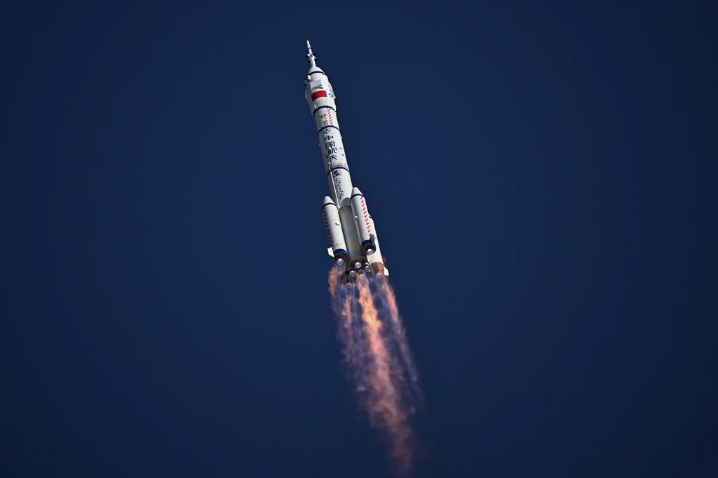 Tiga Astronot Berhasil Pulang ke Bumi Setelah Insiden Retakan Shenzhou-20 dan Ancaman Sampah Antariksa