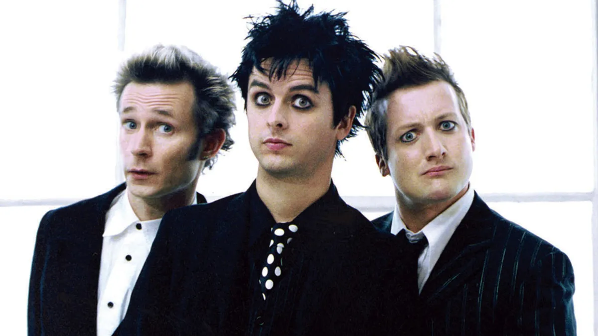 Mendengarkan Musik saat Berkendara? Riset Ungkap Lagu Green Day Ini Paling Berbahaya