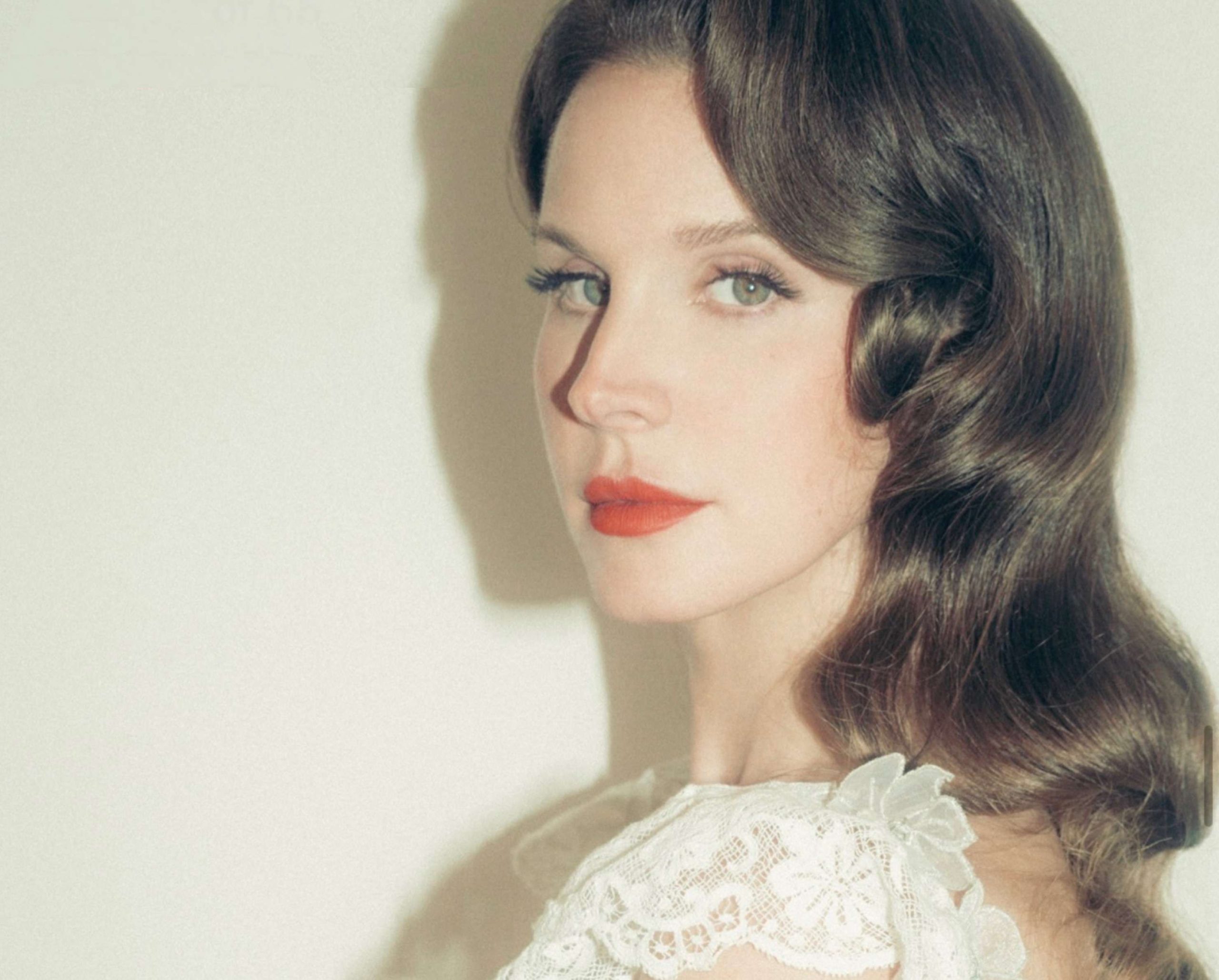 Lana Del Rey Awali Era Baru Lewat Single Magis dan Detail Album ‘Stove’