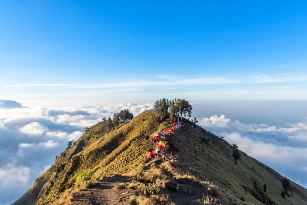 Pendakian Gunung Rinjani Dibuka Kembali 28 Maret 2026 dengan Standar Keamanan Global