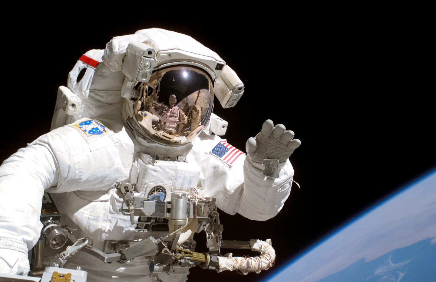 NASA Akhirnya Izinkan Astronot Membawa Smartphone Modern ke Ruang Angkasa