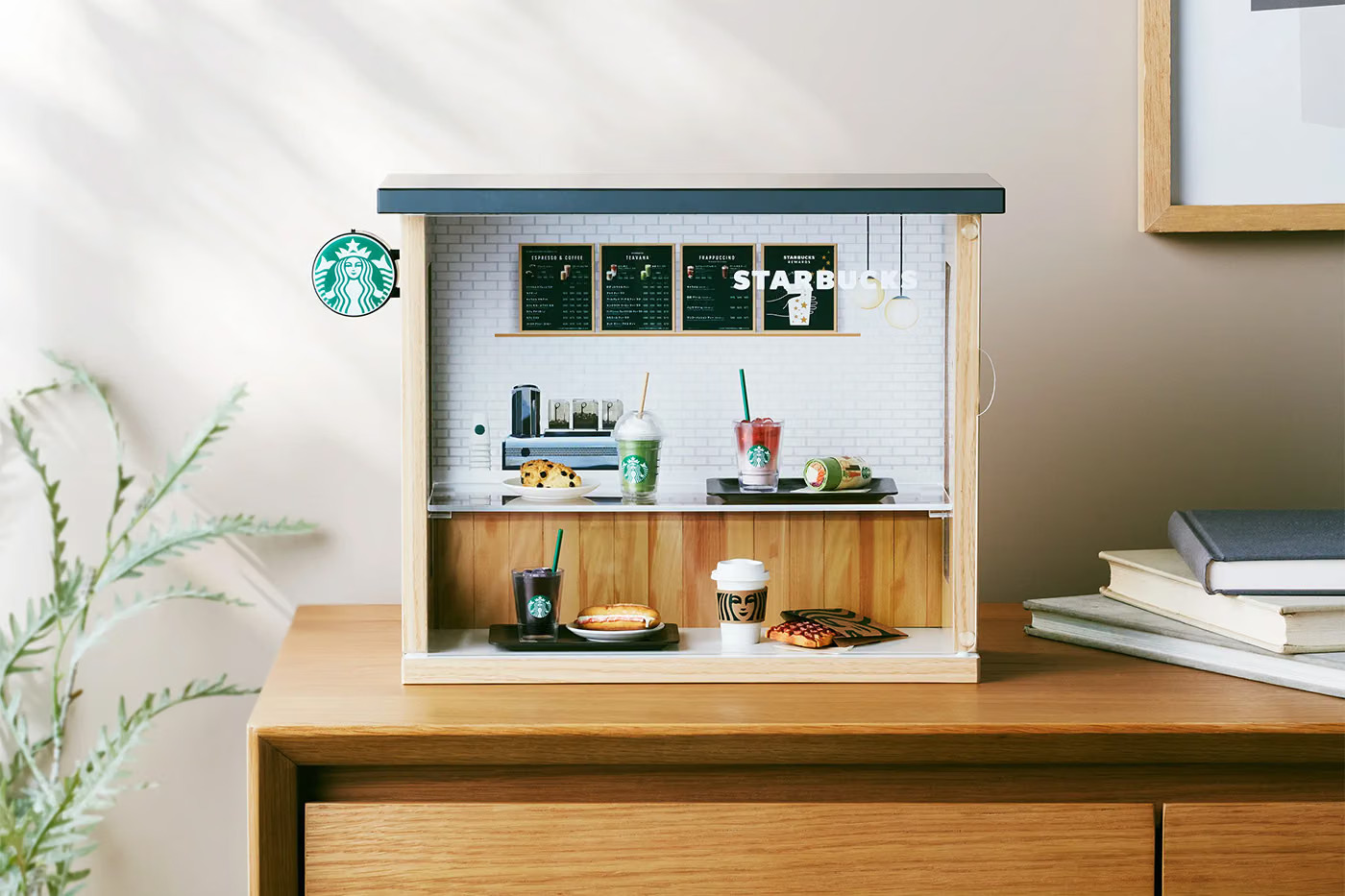 Unik! Starbucks Jepang Rilis Starbucks Collection Rack, Rak Display Miniatur Bergaya Kafe