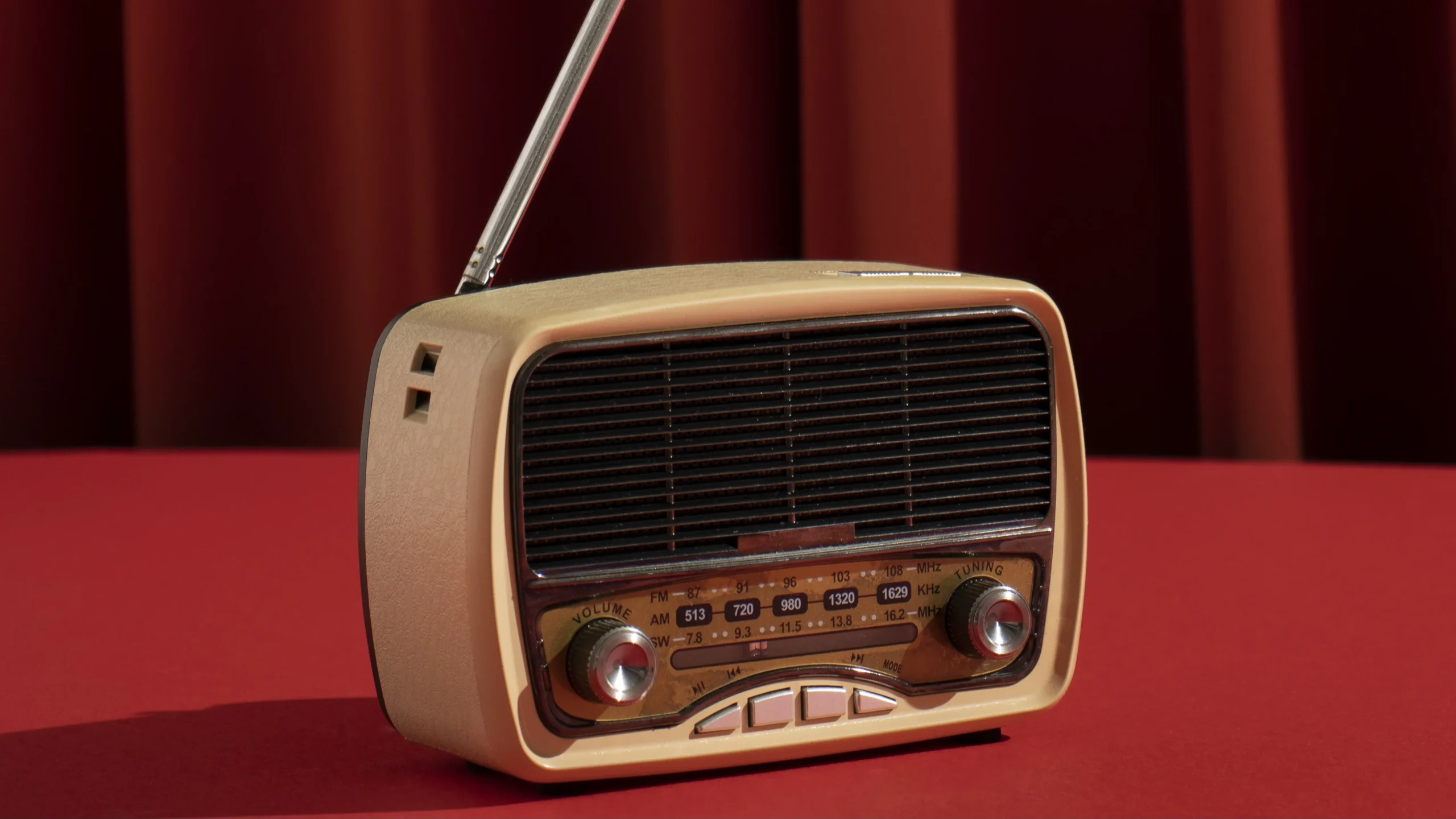 Perkembangan Teknologi Radio: Dari Tabung Vakum hingga Era Digital Streaming