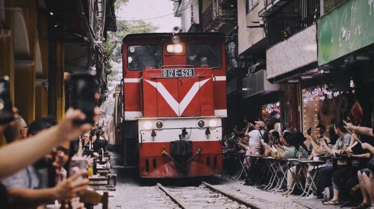 Menjelajah Hanoi Train Street, Wisata Jalur Kereta Unik di Jantung Ibu Kota Vietnam
