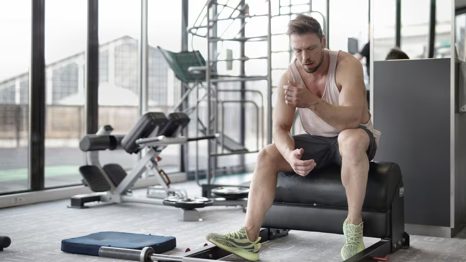 Sakit Pinggang Setelah Gym: Pegal Otot Biasa atau Cedera Serius?