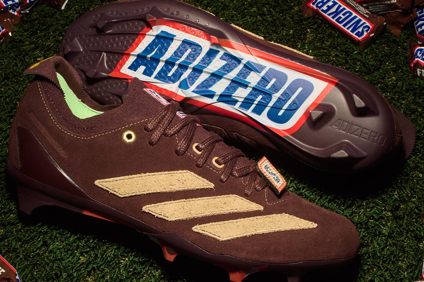 Sepatu adidas x SNICKERS: Perpaduan Sentuhan Cokelat dan Tema Halloween di Lapangan